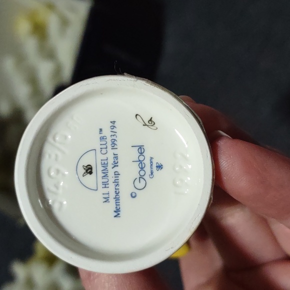 Vintage Hummel Club Membership A Sweet Offering #144 549/3/0 - Picture 9 of 10